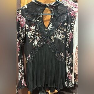 Daytrip top with keyhole neckline